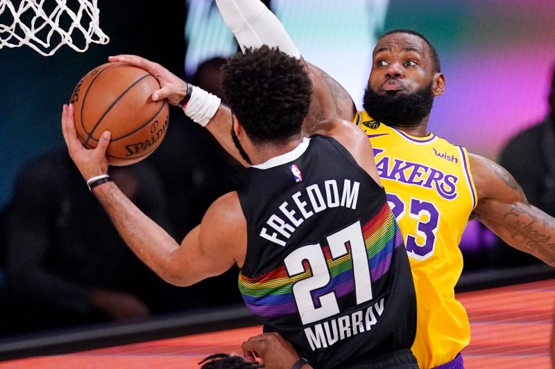金塊後衛Jamal Murray(左)無視「詹皇」LeBron James防守，上演喬丹式空中大拉桿上籃。 圖／美聯社／達志影像