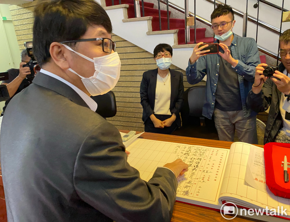 趙正宇赴立院完成報到手續。 圖:陳佩君/攝