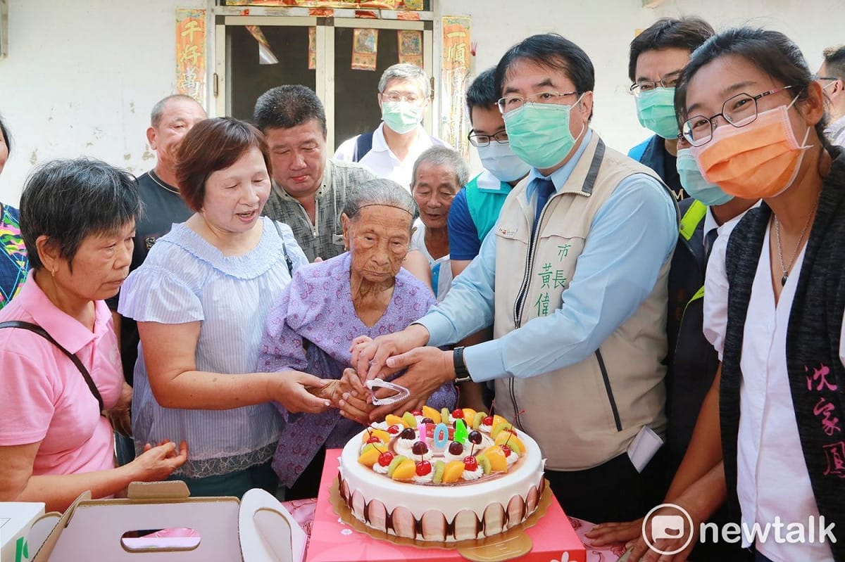 台南市長黃偉哲到後壁區訪視最長壽人瑞，高齡104歲的王吳月阿嬤，除了關懷其生活起居，還請教長壽保養的秘訣，同時與寶眷們閒話家常。 圖：黃博郎／攝