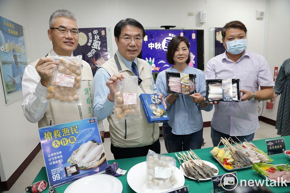 臺南市政府因應中秋佳節市場需求，推廣在地當季優質虱目魚產品，今（25）日特別舉辦「選哲健康，中秋”虱在夯”」記者會。 圖：黃博郎／攝
