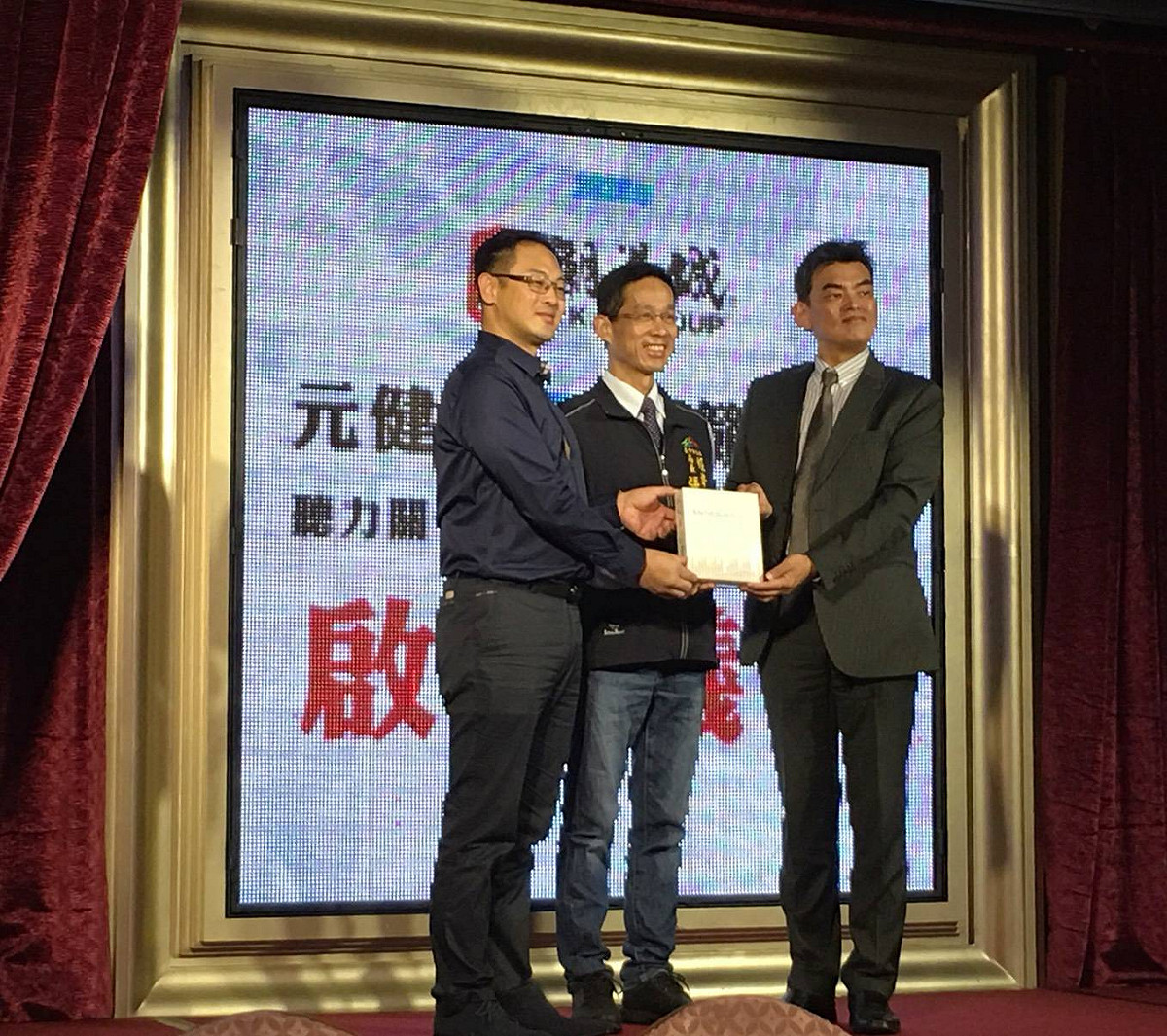台中元健大和公司與廣大潮港城餐飲集團，共同推動「公益1+1、溫暖在心裡」助聽器捐贈公益活動。 圖：台中市政府/提供