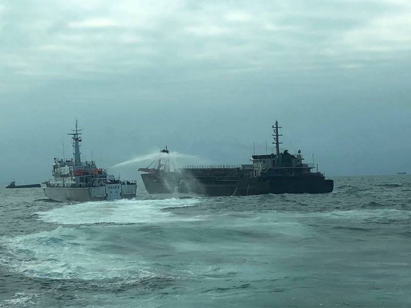 「金門艦」前幾天用高壓水槍射擊中國抽砂船，強勢予以驅離。 圖：翻攝李問臉書