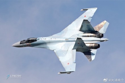 解放軍最先進第五代匿蹤戰鬥機「殲-20」，低空飛過浙江衢州，消息爆出後引起討論。中國網友自嗨稱，衢州市距離台灣僅500多公里，只需15分鐘就能飛抵台灣上空。 圖：翻攝自微博