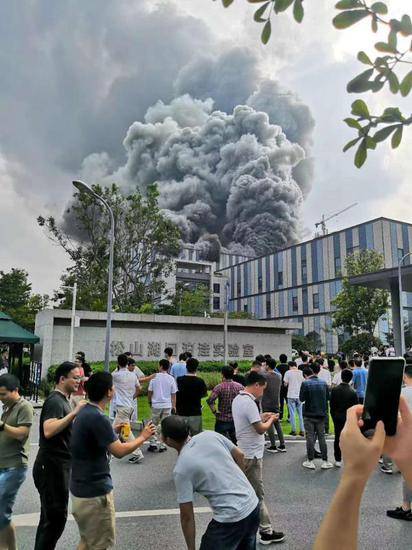 中國華為實驗室基地發生爆炸，濃煙持直竄天際。 圖：取自《人民日報》