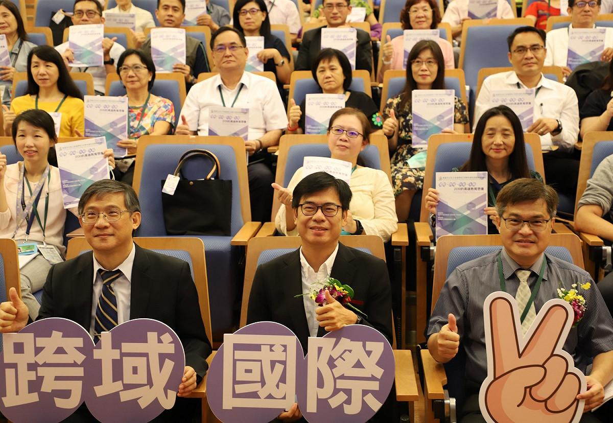 陳其邁(中)表示尊重觀光局長用人的權利。 圖：高雄市政府/提供