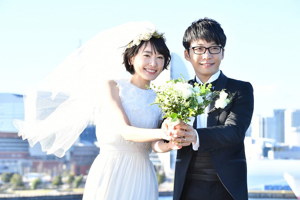 在《月薪嬌妻》中飾演夫妻的新垣結衣和星野源假戲真做，今日閃電宣布婚訊，嚇壞大票粉絲。 圖：翻攝自星野源推特