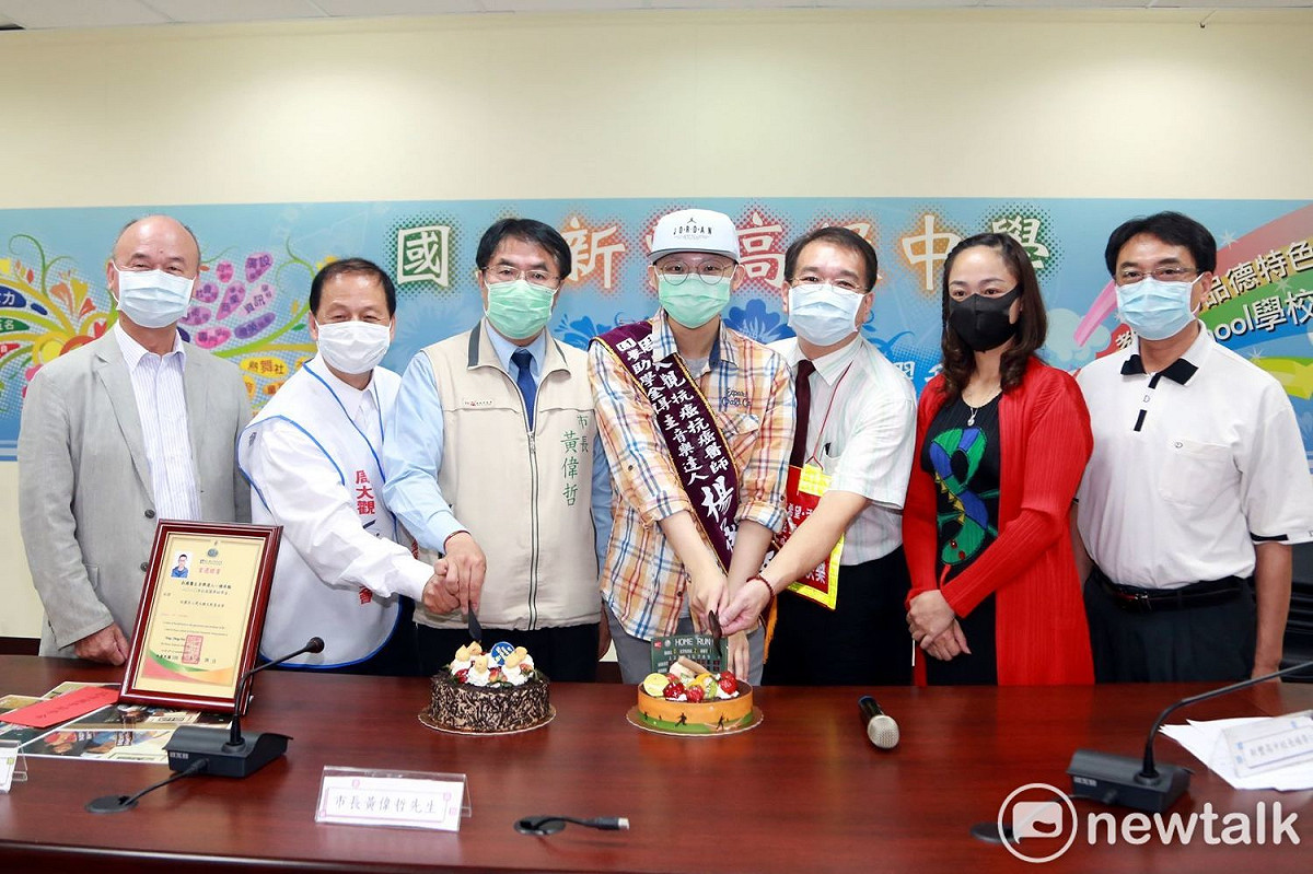周大觀文教基金會舉行2020抗癌圓夢助學金頒獎典禮，台南市長黃偉哲出席頒發助學金給目前就讀中國醫藥大學的台南子弟楊承翰，生日只差兩天的兩人也一起切蛋糕慶生。 圖：黃博郎／攝