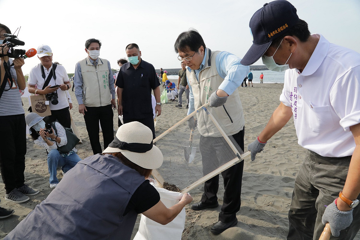 台南市政府環境保護局在安平區觀夕平台舉辦109年秋季淨灘活動，台南市長黃偉哲親自投入淨灘工作。 圖：黃博郎／攝