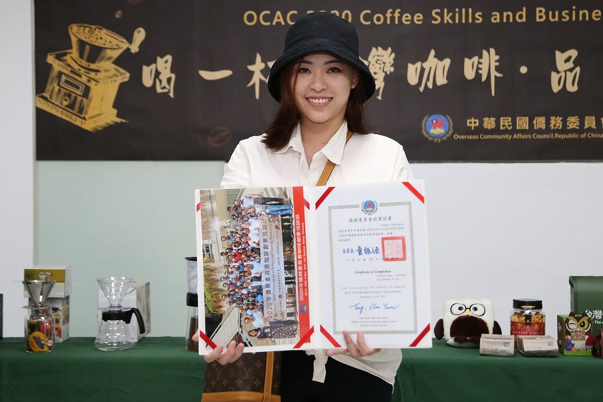學員拿到結業證書，開心地拍照留念。 嶺東科大/提供