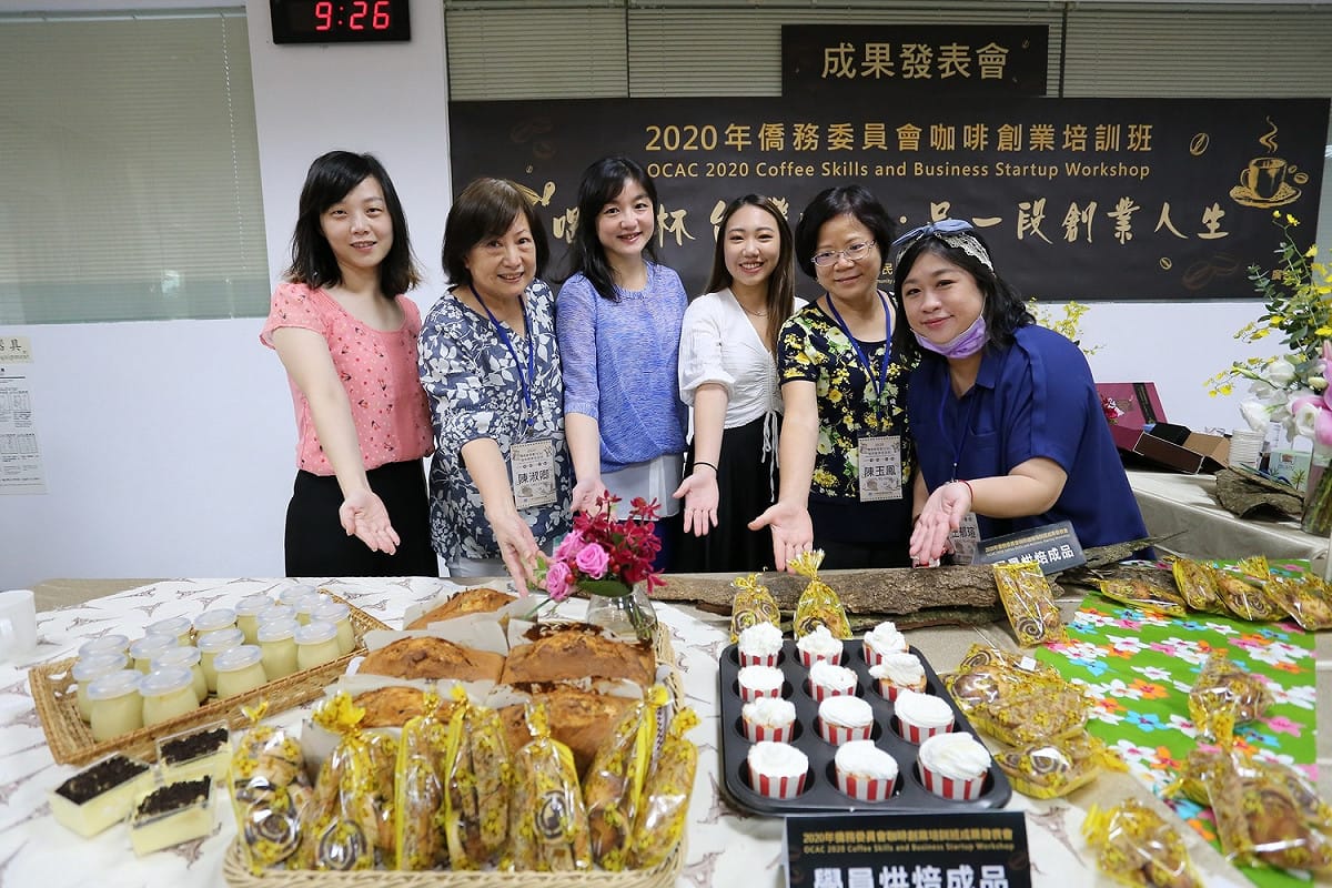 學員們開心地呈現培訓成果。 嶺東科大/提供