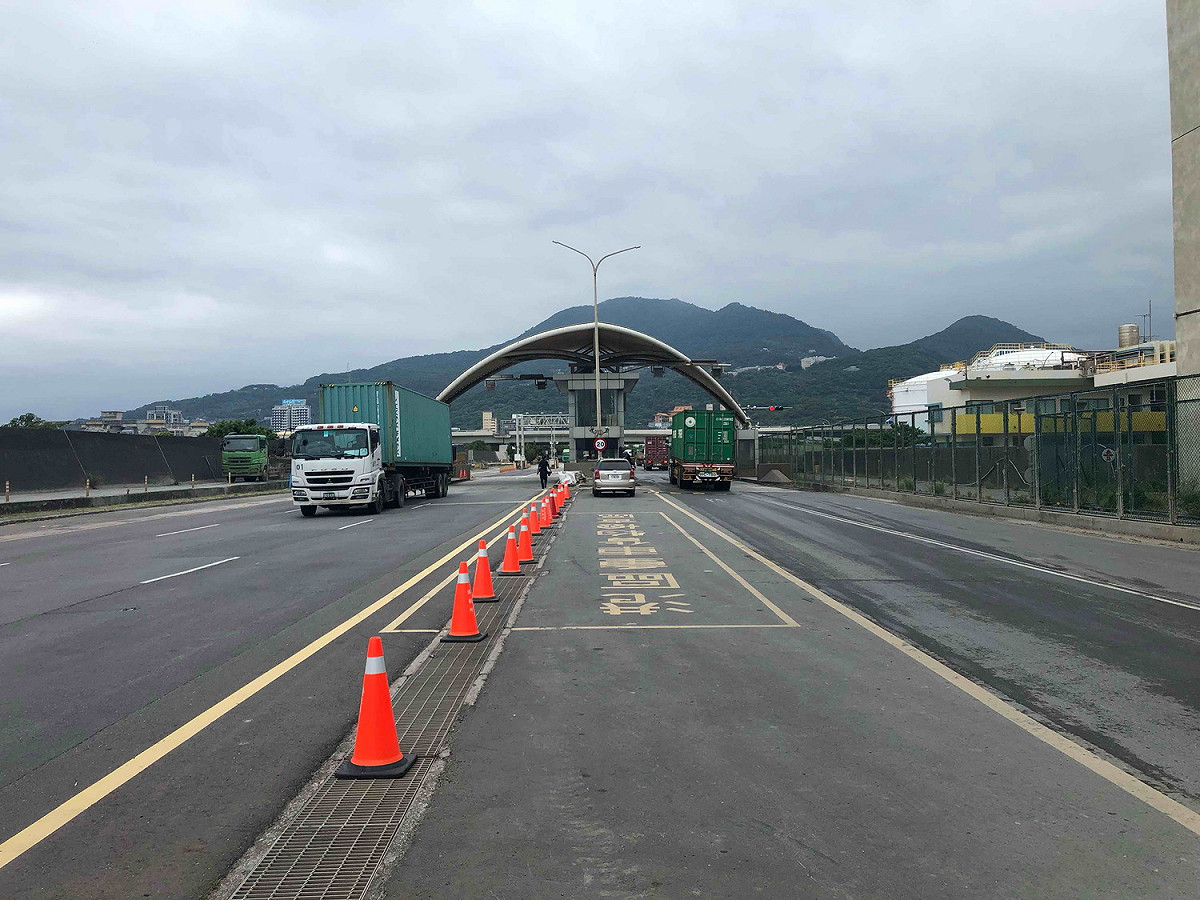進出入臺北港的一、二期柴油車如一年內未取得排煙檢驗合格紀錄，將受罰。   圖：新北市環保局提供