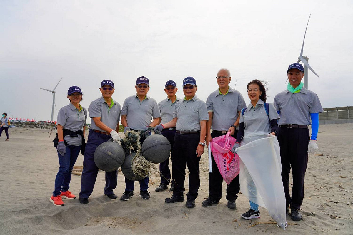 台電董事長楊偉甫(左3)率主管以實際行動守護美麗的海岸線。 圖：台灣電力公司／提供