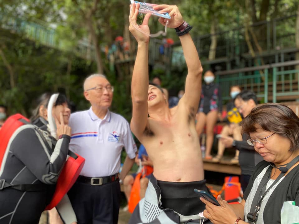 民眾與吳敦義合影。 圖 : 翻攝自吳敦義臉書