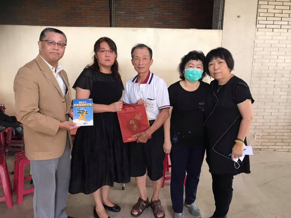 因公中槍的警員呂進全在病榻躺了23年，於本月18日辭世，立委陳玉珍、葉毓蘭特地拜訪家屬進行慰問。 圖：翻攝自陳玉珍臉書粉專