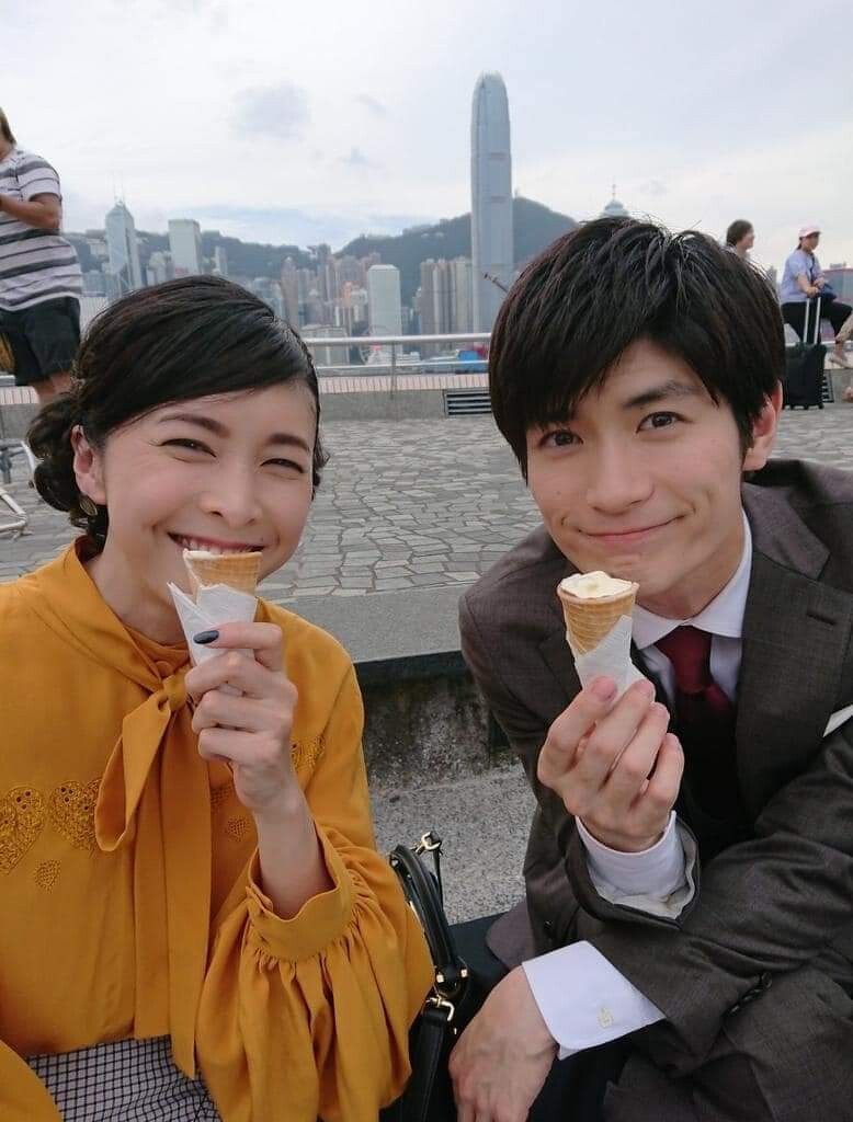竹內結子(左)和三浦春馬(右)吃冰合照。 圖：翻攝自IG