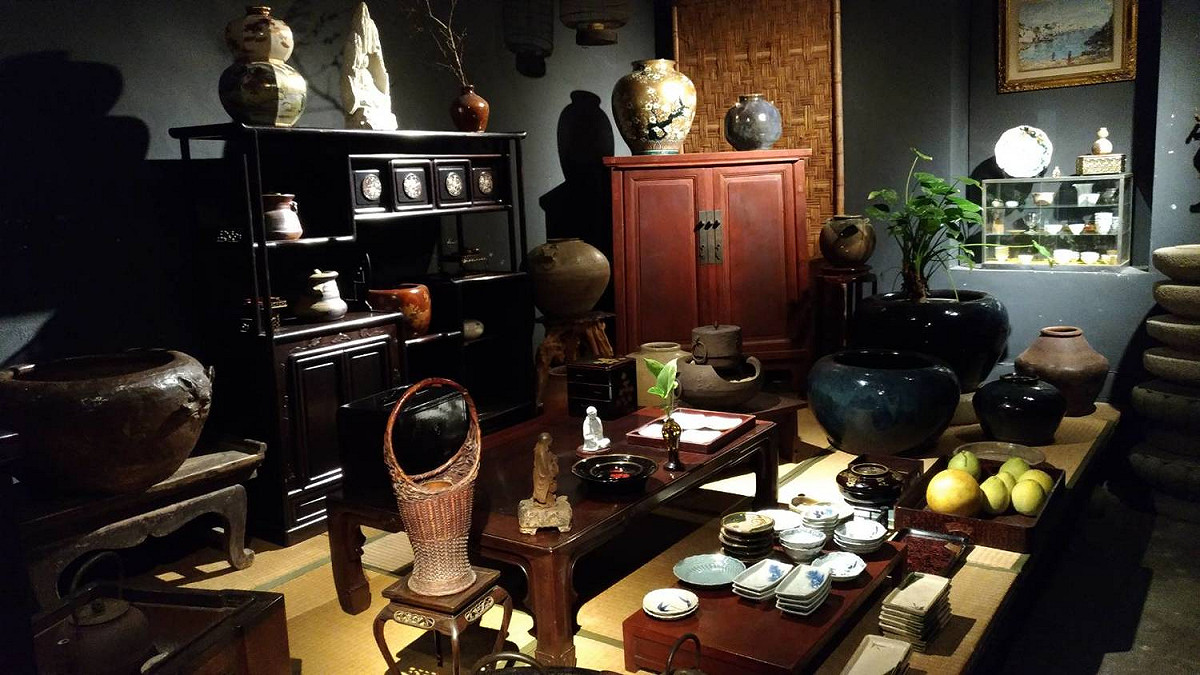 苑裡《念舊》古美術店的陳設品。 圖：林保華／攝