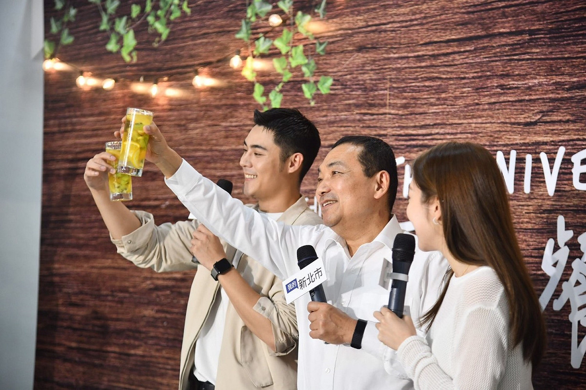 侯友宜市長與主持人陳奕、Naomi一同舉起文山包種茶氣泡飲，為「我的新北市9週年產地餐桌派對」揭開序幕。  圖：新北市新聞局提供
