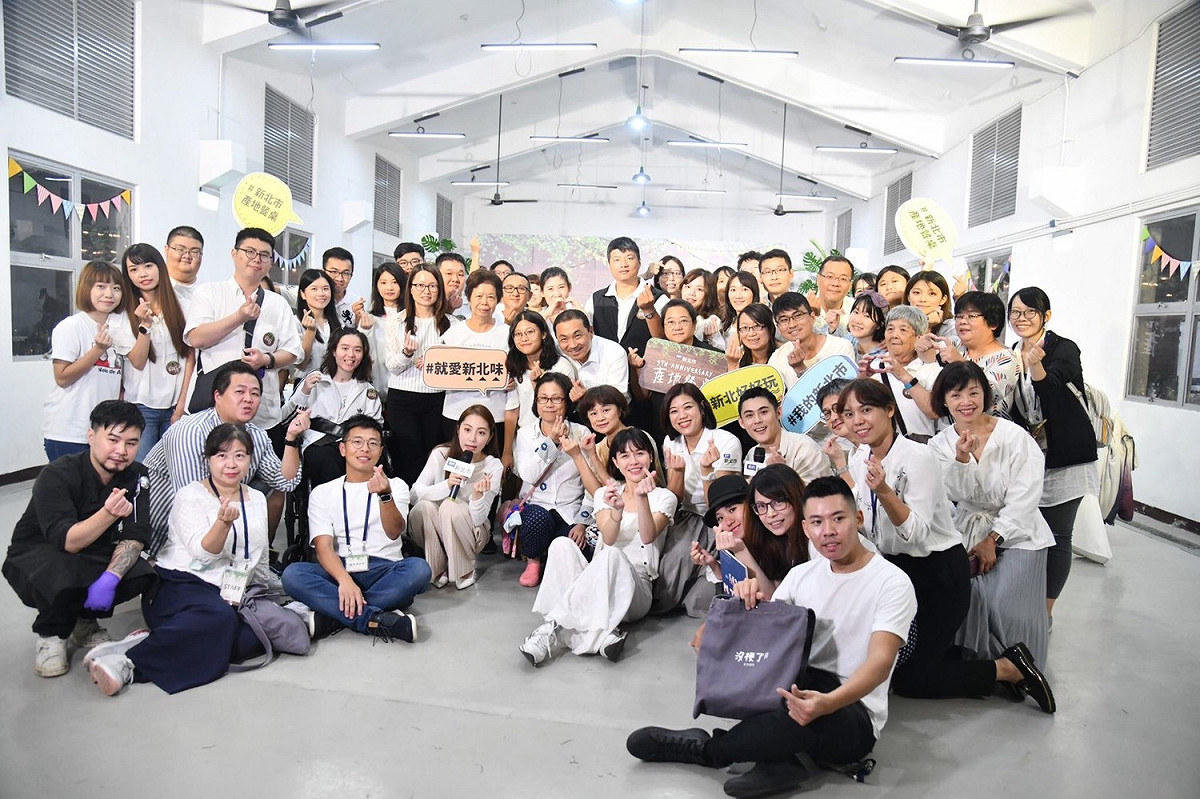 侯友宜市長與40位幸運粉絲共進「我的新北市產地餐桌派對」饗宴。  圖：新北市新聞局提供