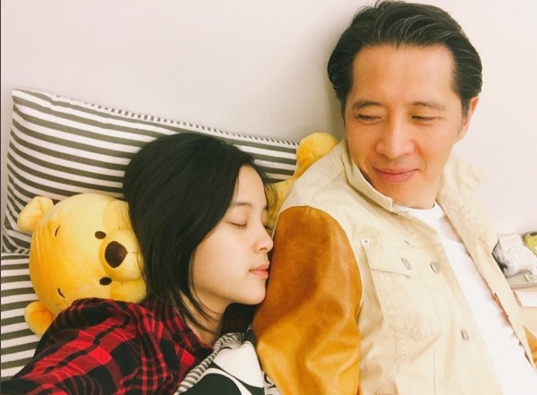 歐陽龍（圖右）被網友挖出35年前拍過反共劇，對比如今女兒歐陽娜娜（圖左）要在中國高唱〈我的祖國〉，十分諷刺。 圖：翻攝自歐陽娜娜IG