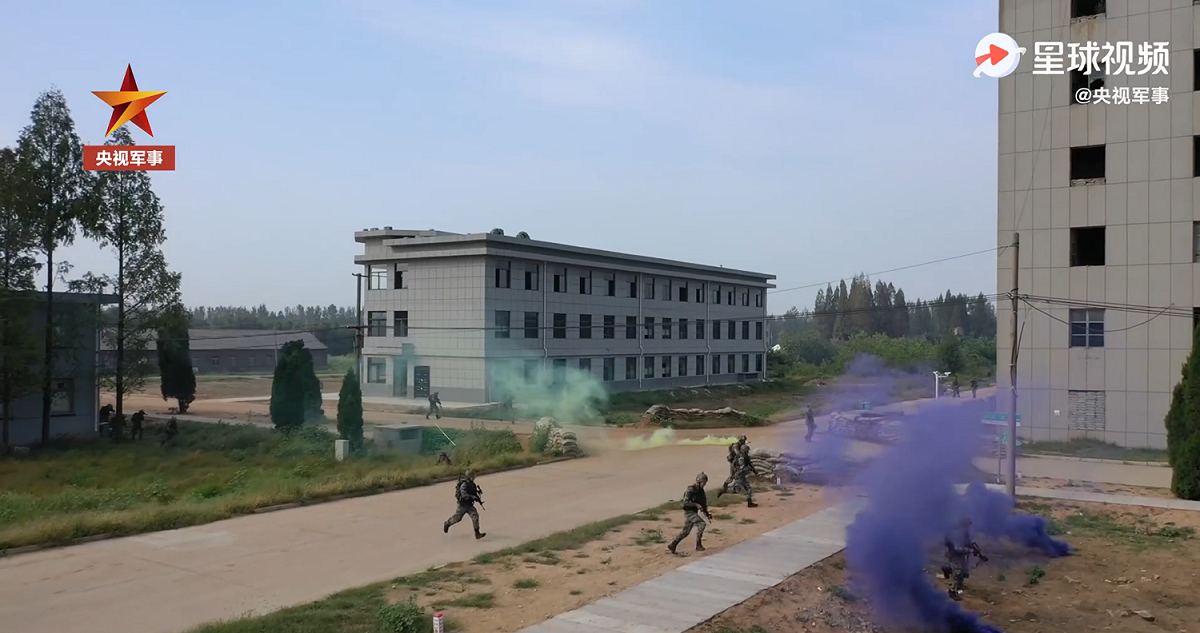 演練場地以城鎮和街道的特點設計，中國網友認為是針對台灣的大城市。 圖：翻攝自央視軍事
