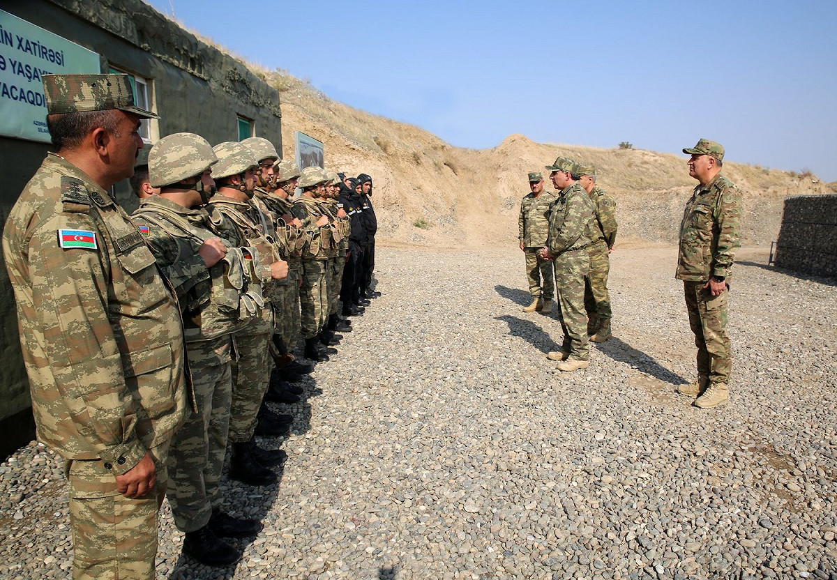 亞塞拜然軍人在營隊集合。 圖：翻攝自Azərbaycan Respublikası Müdafiə Nazirliyi臉書