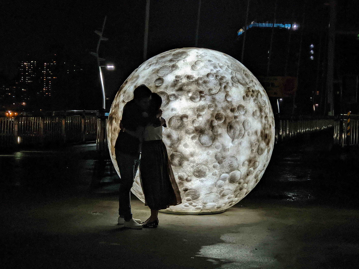 水利局高灘處將在浪浪中秋夜，在新月橋辦月球變身快閃活動。 圖：新北市高灘地工程管理處提供