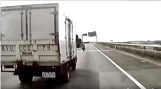 貨車從重機騎士後方高速逼車。 圖:重機車友▕ 各區路況、天氣回報中心臉書