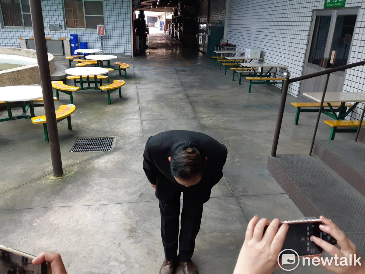 白人牙膏總經理王榮可向社會大眾鞠躬道歉。 圖：蔡坤龍/攝
