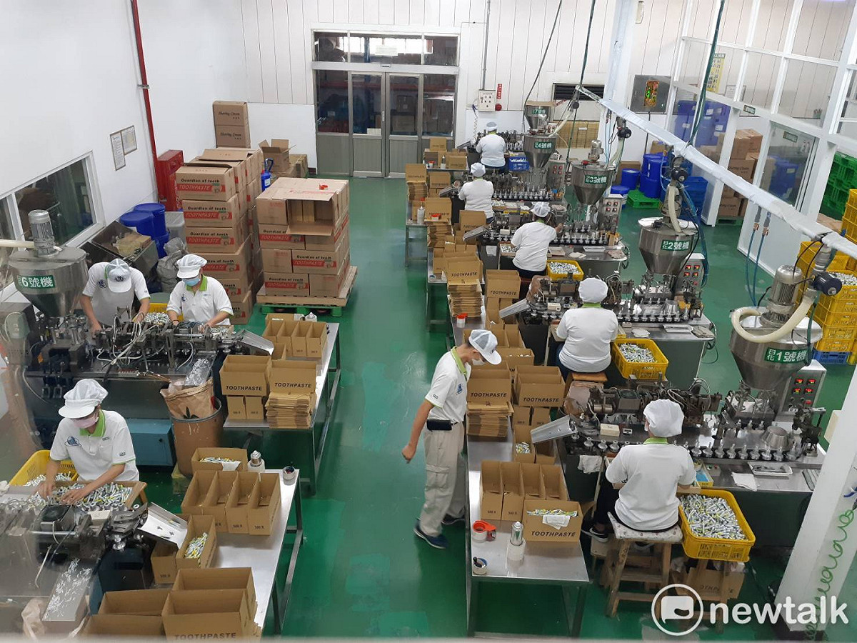 白人牙膏的五公克小牙膏市佔率很高，圖為白人牙膏公司小牙膏的生產線。 圖：蔡坤龍／攝
