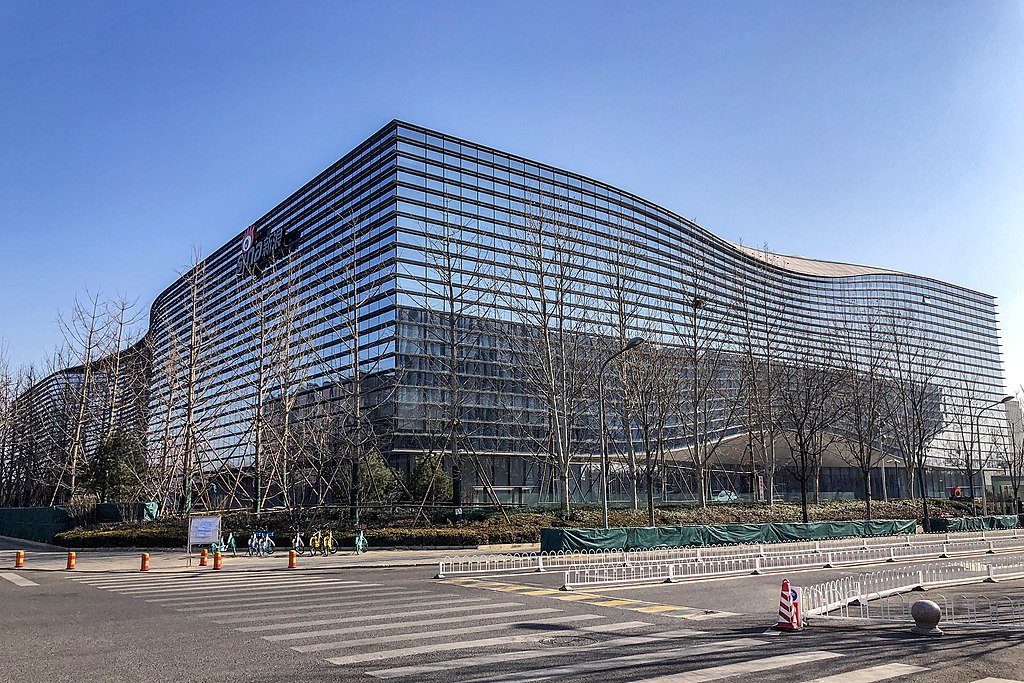 新浪網是中國最大網路入口門戶，在美國上市20年，如今將轉為私人公司，以規避美國審查。 圖：翻攝自維基網站
