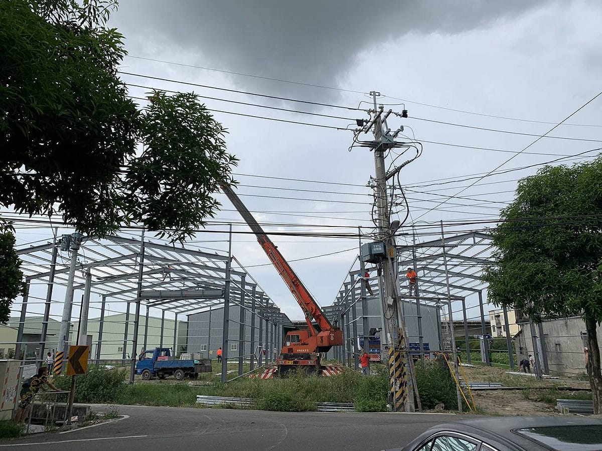 民眾回報彰化縣埔鹽鄉光明段興建中的農地違章工廠。 圖：地球公民基金會提供