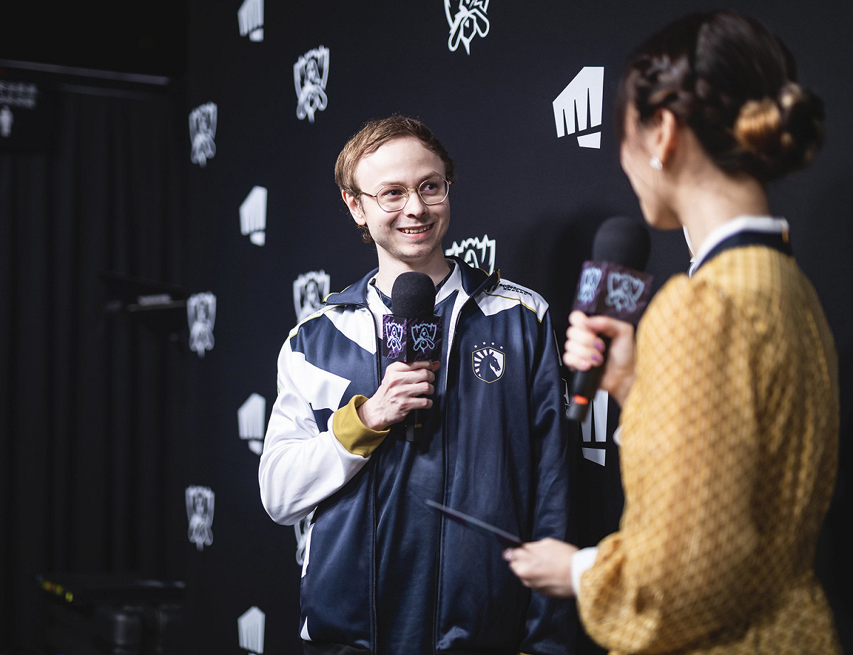昨日加賽擊敗大洋洲代表Legacy Esports後，TL中路選手Jensen接受韓國主持人朴至善採訪。 圖：翻攝自LOL Esports photo flickr