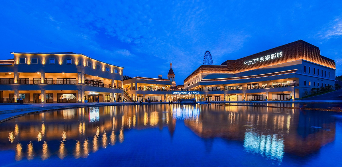 麗寶Outlet Mall-靜謐的科莫湖畔水面與燈光結合浪漫唯美。 圖：麗寶Outlet Mall／提供