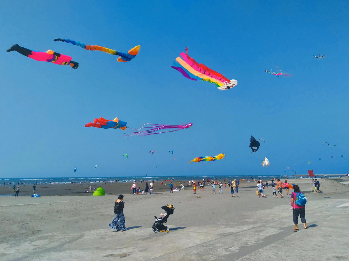 中秋連假到大安賞風箏玩衝浪。 圖：台中市觀旅局／提供