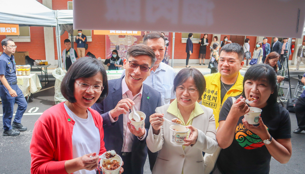 綠委大啖台灣豬美食。 圖:鍾佳濱辦公室提供