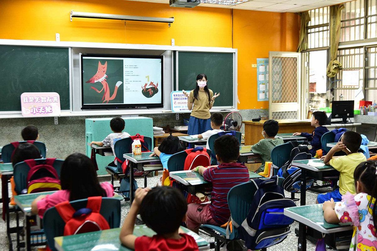 大林慈濟醫院失智症中心團隊進入校園，向小朋友宣導如何與失智症長輩相處。 圖：大林慈濟醫院/提供