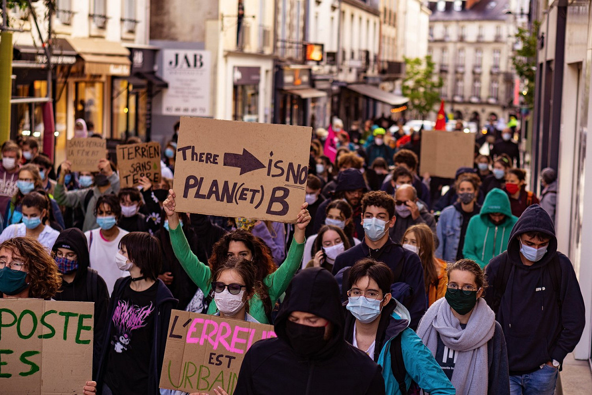 歐美氣候抗議運動並未因疫情擴散中斷，反倒持續擴大。 圖：取自Youth For Climate Nantes推特