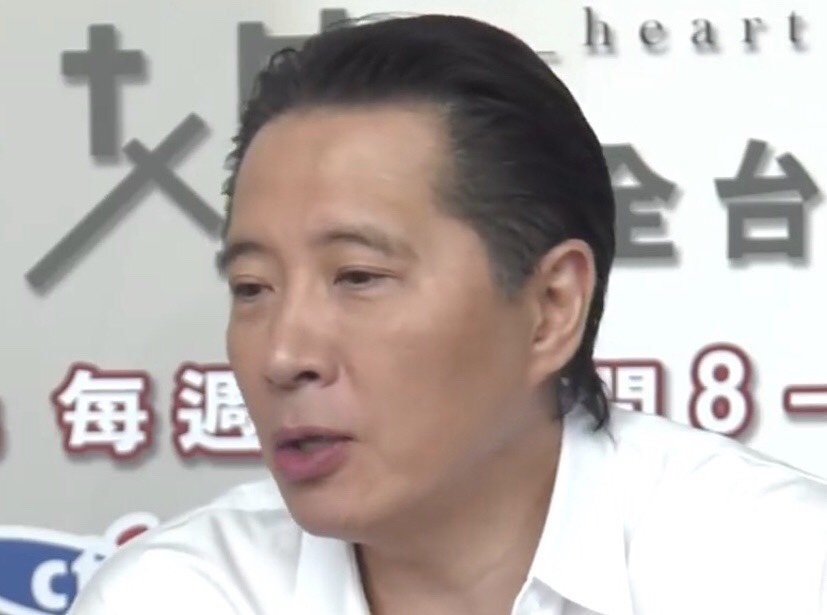 歐陽龍日前幫女兒歐陽娜娜拍攝的戲劇站台，也說出對於女兒赴中國發展所惹出的爭議，表示公眾人物沒有澄清的必要。 圖：翻攝YouTube