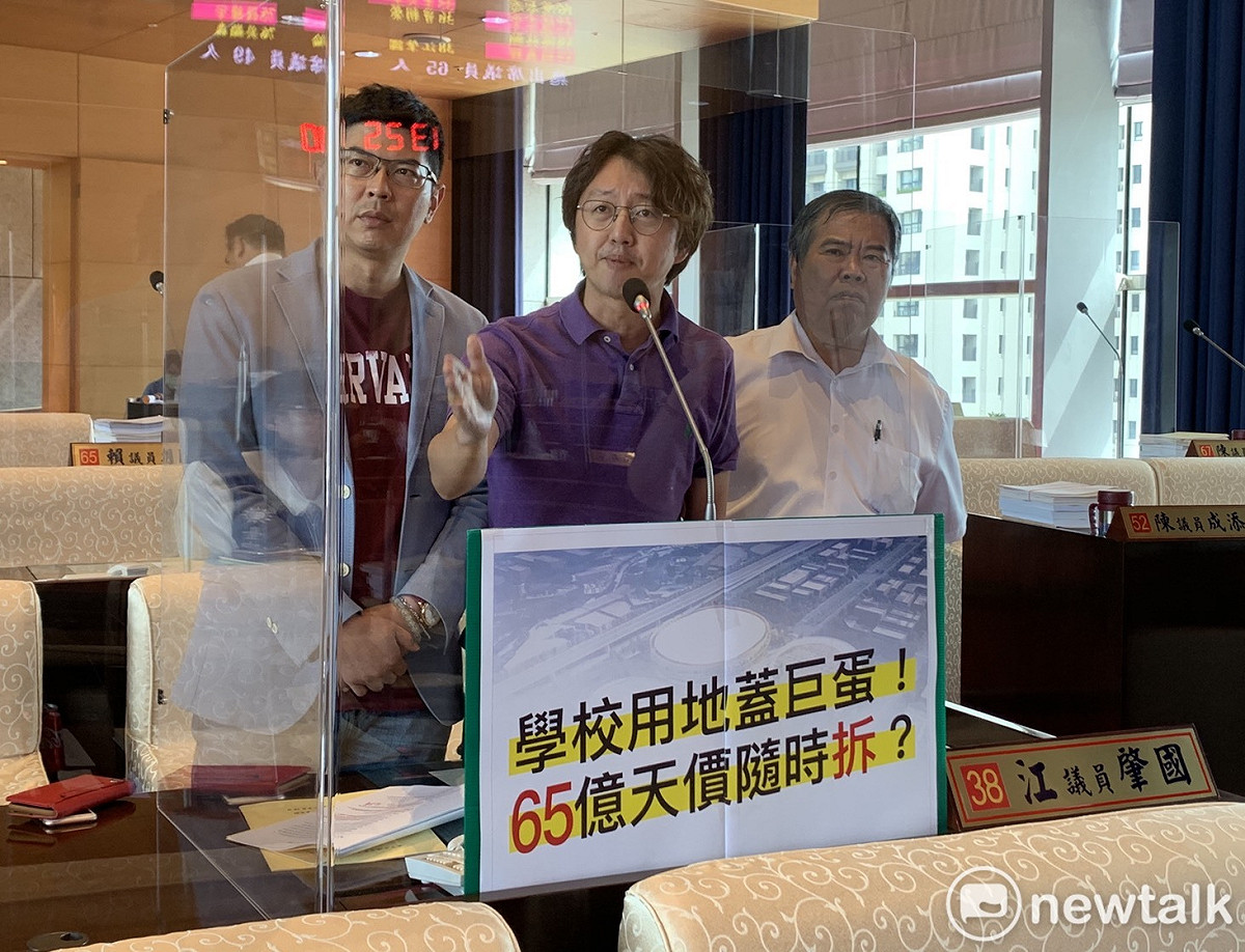 台中市議員江肇國等人質疑台中巨蛋用地合法性。 圖：唐復年/攝