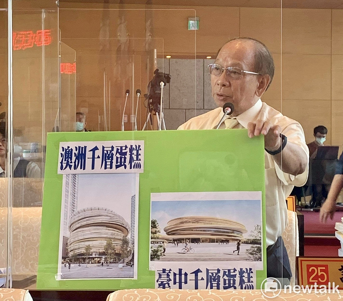 台中市議員謝明源質疑台中巨蛋有抄襲之嫌。 圖：唐復年/攝