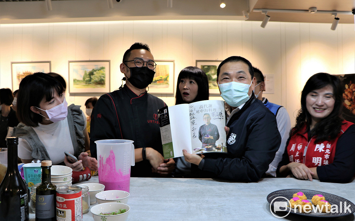 侯友宜與擅長地中海料理的作家主廚馬可老師為民眾介紹「書」食料理。  圖：王峻昌／攝