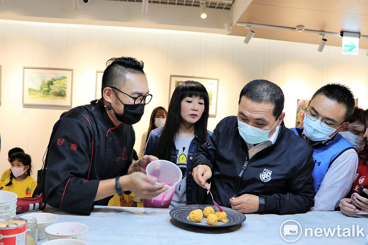 侯友宜與作家主廚馬可老師示範如何運用新北在地農漁產品，融合西式料理手法，烹調健康美味兼具的地中海美食。 圖：王峻昌／攝