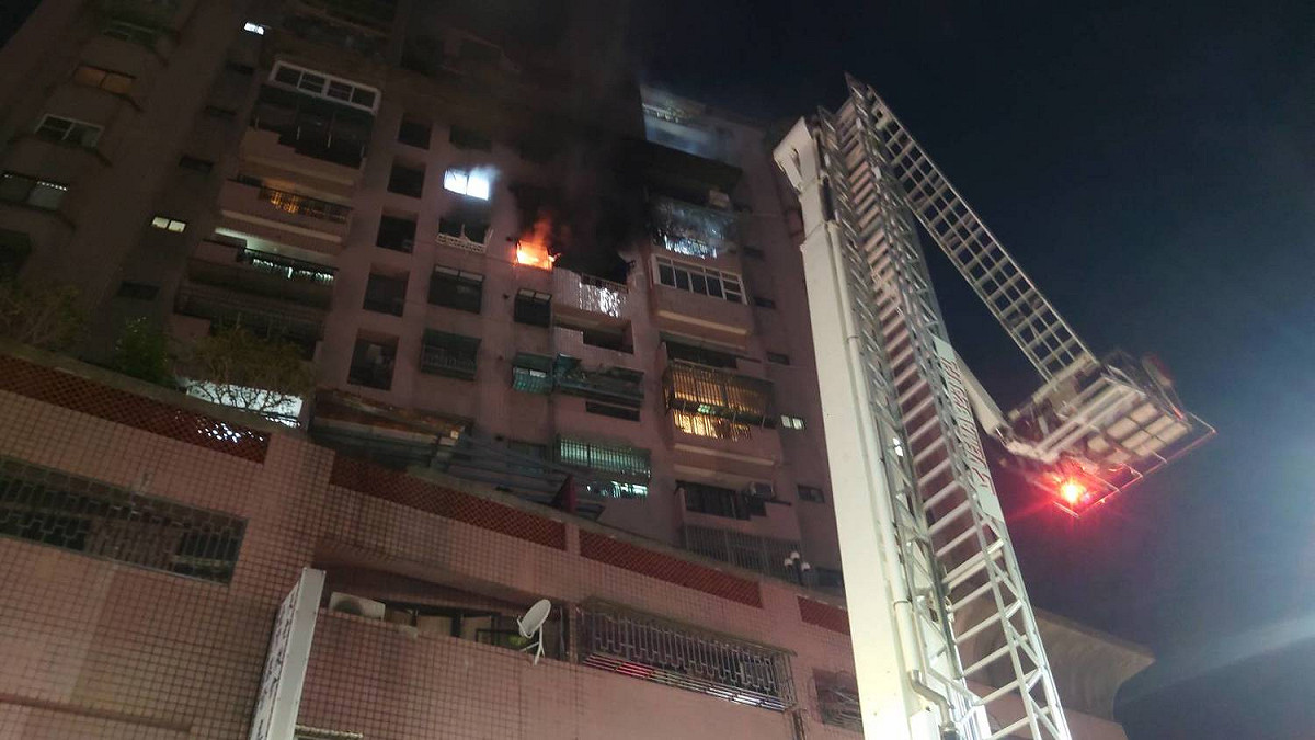 嘉義市保健街大樓民宅29日晚間發生氣爆火警，消防局升起雲梯車搶救。 圖：嘉義市消防局/提供