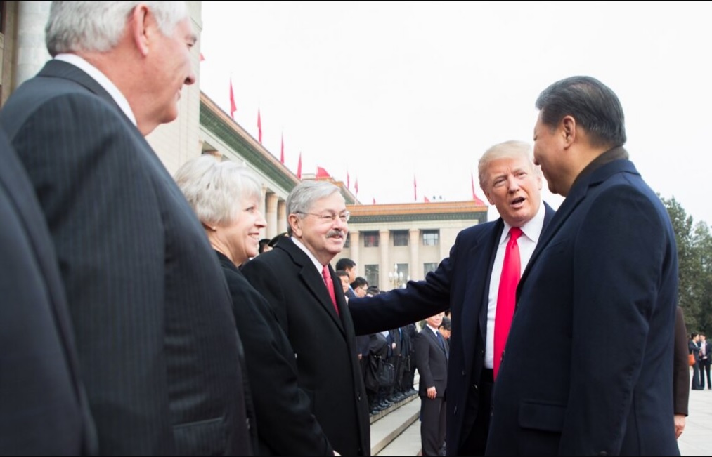 2017年11月，中國國家主席習近平（右起）接待到訪的美國總統川普，美駐中國大使布蘭斯塔德當時還被中國稱為「老朋友」，只是此情不再。 圖：翻攝自美駐中國大使館flickr