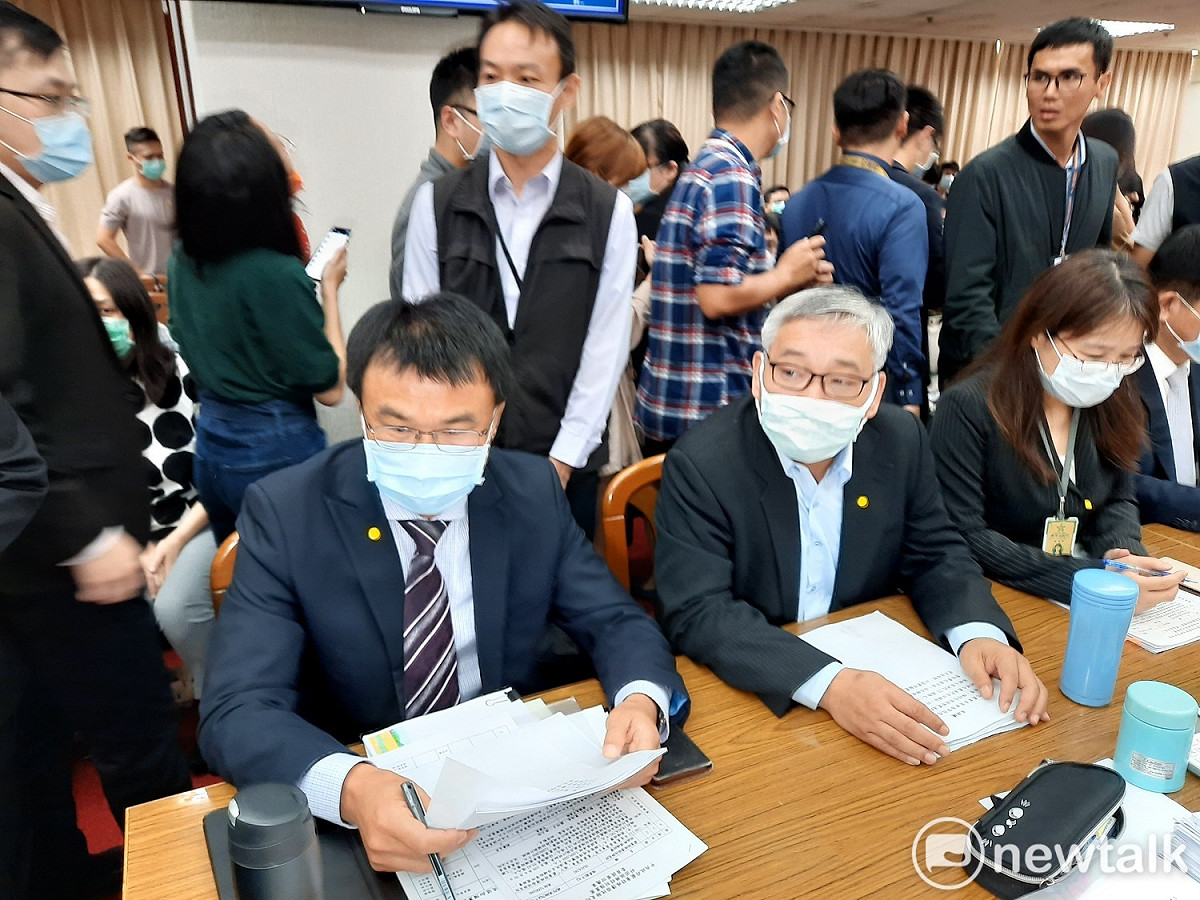 面對媒體詢問，陳吉仲(左)不願回應。 圖:陳佩君/攝