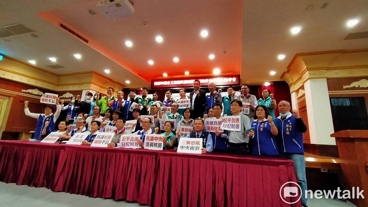 桃園市議會議員不分藍綠要求中央重新調整統籌分配款，還給桃園應有的待遇。 圖：林昀真/攝