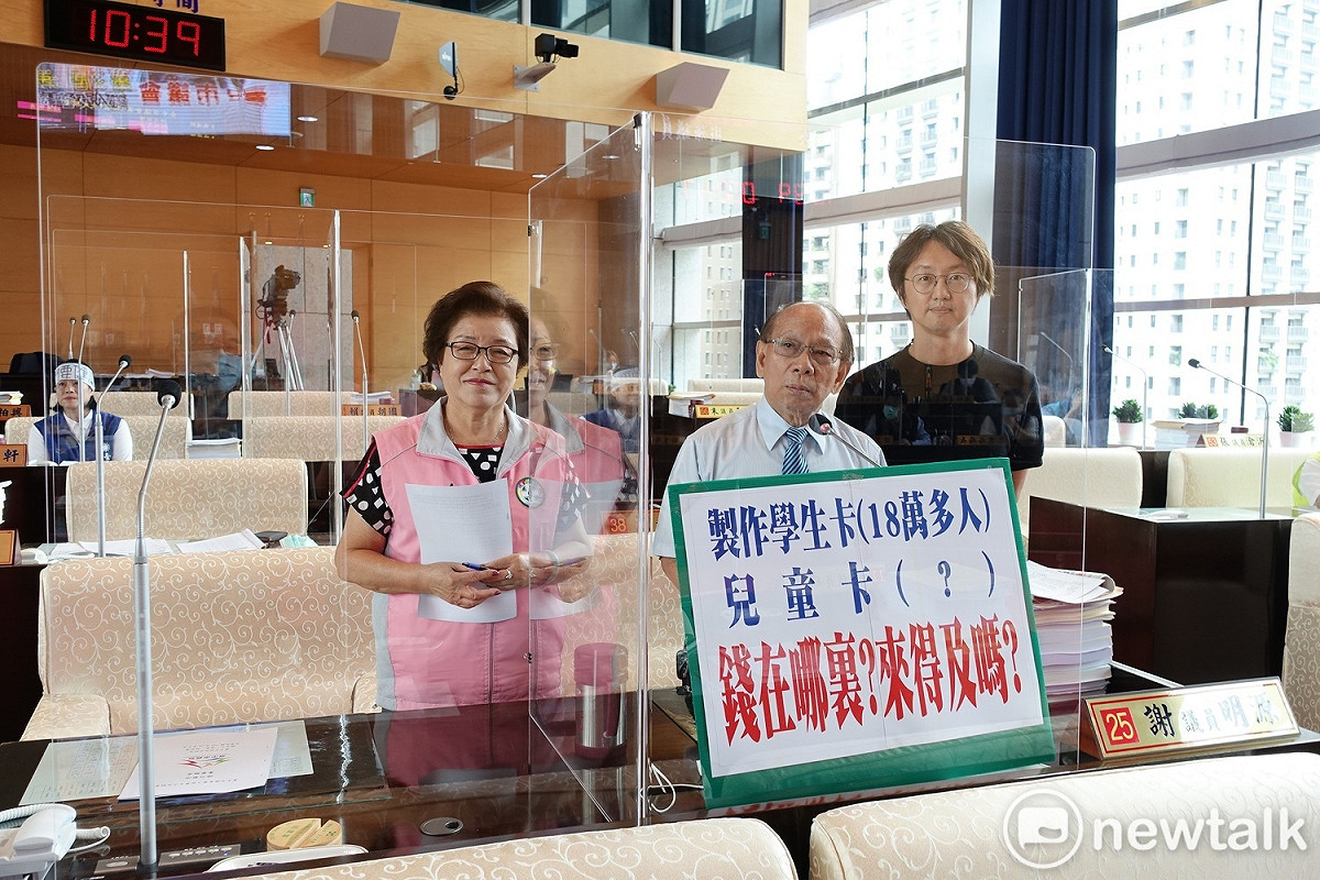 市議員邱素貞表示，盧市長說要「送」給學童的卡片，請問卡片的預算哪裡來，是不是又要浪費民脂民膏？ 唐復年/攝