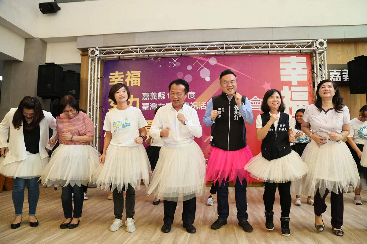 嘉義縣長翁章梁為即將來到的「台灣女孩日」活動熱身，穿上蓬蓬裙扭腰擺臀。 圖：嘉義縣政府／提供（資料照片）
