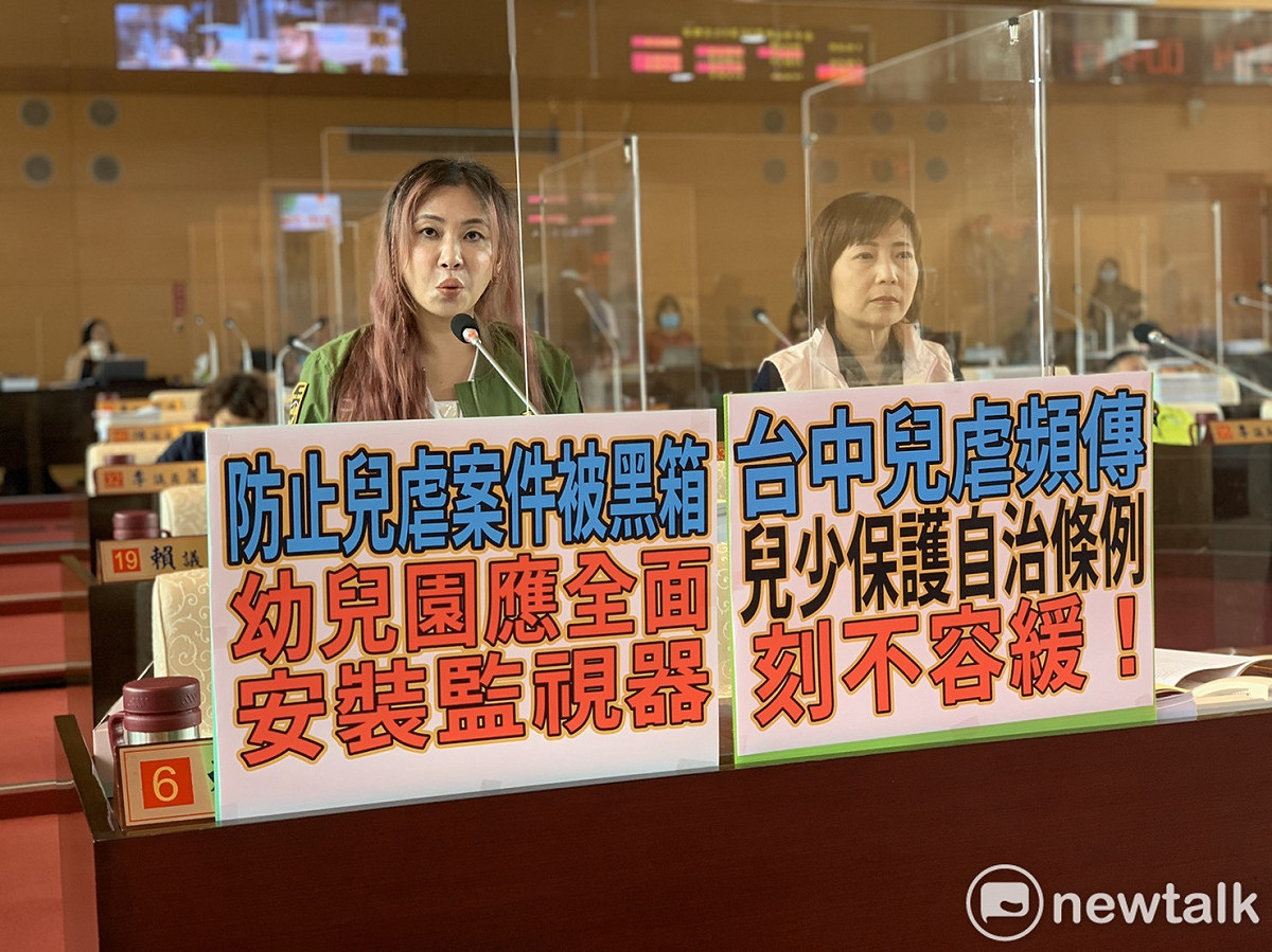 市議員賴佳微、陳淑華認為市府卻總是出事後才亡羊補牢，應起草兒少保護自治條例，並強制要求各幼兒園以及托兒所裝設監視器。 圖:唐復年/攝
