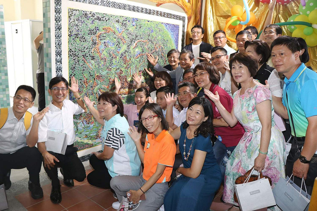 嘉義市大同國小老舊廁改建後充滿藝術風，今天上午啟用。 圖：嘉義市政府／提供